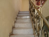 realce: Escadas em cerâmica c/ filhetes em granito